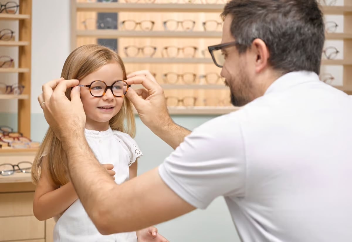 essayage-lunettes-vue-fille-opticien-omf-strasbourg-robertsau (1)